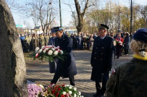 Na zdjęciu wiadać stojącą przed pomnikiem Powstańców Śląskich Pierwszą Zastępcę Komendanta Miejsckiego Policji w Świętochłowicach oraz Komendantów ze Strazy Miejsckiej  i Straży Pożarnej w trakcie składania wieńca ku czci Powstańców