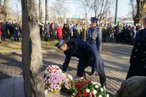 Na zdjęciu wiadać Komendanta Straży Pożarnej w Świętochłowicach podczas składania wieńca pod pomnikiem Powstańców Śląskich. Towarzyszą mu Pierwszy Zastępca Komendanta Miejskiego Policji w Świętochłowicach oraz Komendant Strazy Miejskiej.