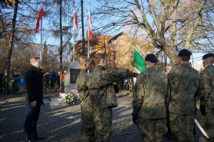 Na zdjeciu wiadać uczniów klasy mundurowej w mundurach wojskowych podczas składania przysięgi w obecności Prezydenta Miasta Świętochłowice