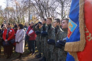 Na zdjęciu zbliżenie na kadetów podczas ślubowania. Po prawej stronie widać fragment sztandaru, po lewej stronie mieszkańcow miasta