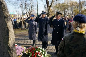 Na zdjęciu wiadać Komendanta Straży Pożarnej w Świętochłowicach, Pierwszego Zastępcę Komendanta Miejskiego Policji w Świętochłowicach oraz Komendanta Strazy Miejskiej podczas oddawnia honoru po złożeniu wieńca pod pomnikiem Powstańców Ślaskich