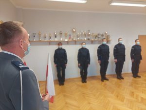 Zdjęcie ukazujące Komendanta Miejskiego Policji w Świętochłowicach oraz ustawionych w szeregu nowo przyjętych policjantów podczas uroczystości ślubowania