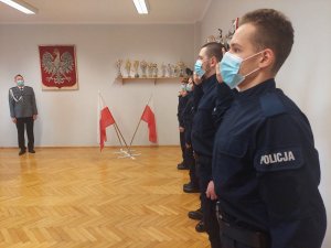 Na zdjęciu Uroczystość ślubowania w świętochłowickiej komendzie. Widać Komendanta Miejskiego Policji w Świętochłowicach, oraz ustawionych w szeregu  5 nowo przyjętych policjantów