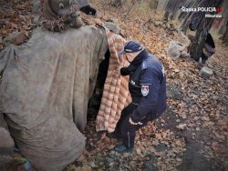 Na miejscu policjant podczas kontroli miejsca przebywania osób bezdomnych