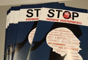 Na zdjęciu rozłożone na stole broszury informacyjne zatytułowane Stop Mowie Nienawiści