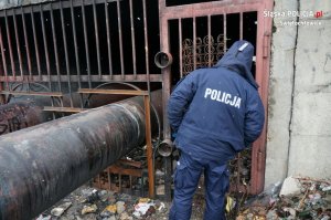 dzielnicowy w trakcie kontroli w okolicy rur ciepłowniczych w związku ze spadkiem temperatury w celu pomocy osobom narażonym na wychłodzenie