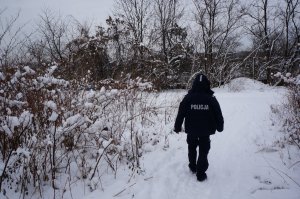 Dzielnicowy podczas kontroli terenów gdzie mogą przebywać osoby bezdomne, w celu udzielenia im niezbędnej pomocy.