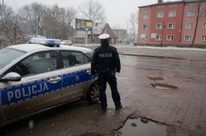 Na zdjęciu mundurowy podczas prowadzenia obserwacji zachowania kierujących na jednej ze świętochłowickich dróg