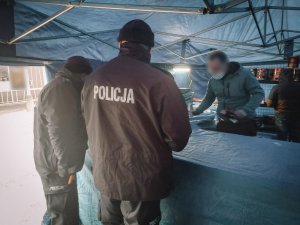 Na zdjęciu policjanci z Rewiru dzielnicowych w trakcie kontroli stoiska z fajerwerkami