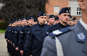 Na zdjeciu nowo przyjęci policjanci ustawieni w szyku podczas ślubowania