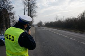 Na zdjęciu policjant z drogówki w trakcie kontroli prędkości