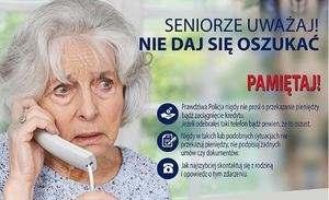 Na zdjęciu seniorka ze słuchawką telefonu blisko ucha. Kobieta wygląda na zdezorientowaną i przestraszoną. Na zdjęciu napis Seniorze nie daj się oszukać. Poniżej informacje ostrzegające przed oszustami.