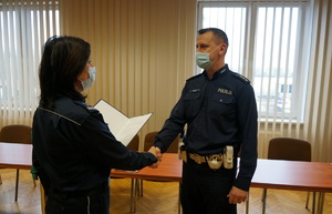 Na zdjęciu Pierwszy Zastepca Komendanta Miejski Policji w Święochłowicach słada gratulacje nowemu Naczelnikowi Wydziału Ruchu Drogowego w związku z awansem.