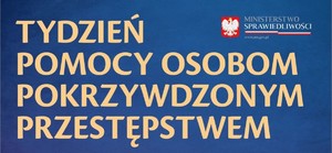 plakat z żółtym napisem Tydzień Pomocy Osobom Pokrzywdzonym Przestępstwem na granatowym tle. W prawym górnym rogu logo Ministerstwa Sprawiedliwości