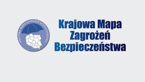 Na zdjęciu napis Krajowa Mapa Zagrożeń Bezpieczeństwa, obok niego logo KMZB przedstawiające mapę polski oraz znajdujący się nad nią parasol