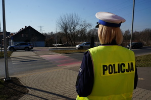 Na zdjęciu mundurowa przy jednym ze świętochłowickich przejść dla pieszych. Policjantka obserwuje zachowanie kierujących w okolicy oznakowanego przejście dla pieszych i ich korelacji piszy - kierujący