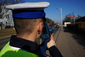 Na zdjęciu mundurowa podczas dokonywania pomiaru prędkości przemieszczających się pojazdow po jednej ze świętochłowickich ulic.