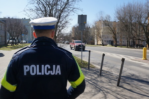 Na zdjęciu mundurowy w trakcie prowadzenia obserwacji zachowania kierujących wobec pieszych w okolicy jednego z przejść