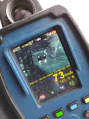 Na zdjęciu zbliżenie na ręczny miernik prędkości na którym widać pojazd kontrolowany oraz jego prędkość 73 km/h