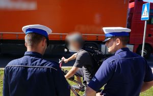 Na zdjęciu policjanci z drogówki w trakcie kontroli cyklisty