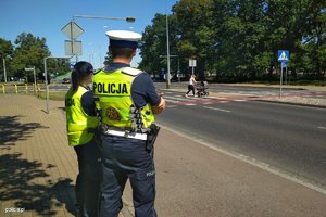 policjanci obserwujący okolicę przejścia dla pieszych