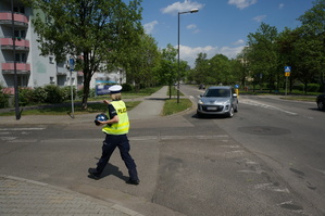 Na zdjęciu mundurowa w trakcie zatrzymania do kontroli drogowej kierującego osobówki.