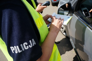 zbliżenie na mundurową która wypisuje blankiet mandatu karnego