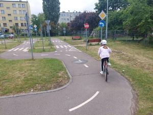 Na zdjęciu widać uczestniczkę egzaminu na karte rowerową, który pokonujące specjalny tor znajdujący się na szkolnym miasteczku ruchu drogowego