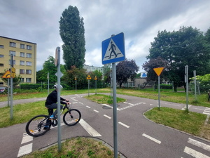 Na zdjęciu widać uczestniczka egzaminu na karte rowerową, który pokonujące specjalny tor znajdujący się na szkolnym miasteczku ruchu drogowego