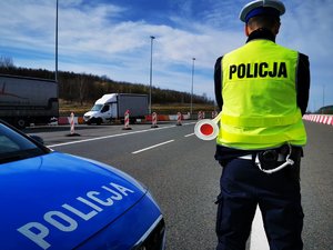 Na zdjęciu policjant z drogówki w trakcie obserwacji sytuacji na drodze