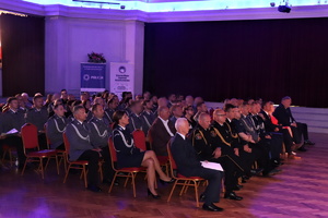 Zaproszeni goście oraz policjanci i ich rodziny siedzacy na krzesłach wewnątrz Centrum Kultury Śląskiej w Świętochłowicach.
