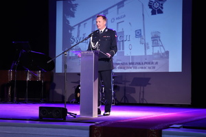 Na zdjęciu Komendant Miejski Policji w Świętochłowicach podinsp. Dawid Gil podczas przemówienia okolicznościowego na scenie wewnątrz Centrum Kultury Śląskiej w Świętochłowicach.