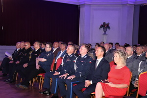 Na zdjęciu goście honorowi oraz policjanci biorący udział w obchodach Święta Policji.