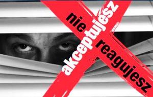 Na zdjęciu przekreślony na krzyż napis &amp;quot;Nie reagujesz, akceptujesz&amp;quot;. W tle widać mężczyznę spoglądającego przez szparę w żaluzjach.