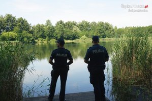 Na zdjęciu dzielnicowi w trakcie kontroli akwenu