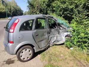 Na zdjęciu widoczny samochód osobowy Opel Meriva, który ma wgniecioną karoserię.