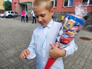zbliżenie na chłopca trzymającego rożek ze słodyczami w rękach