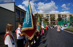 Na zdjęciu prezentujące się poczty sztandarowe