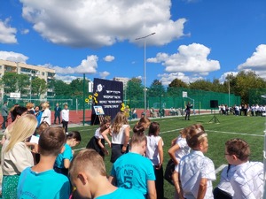 Na zdjęciu dzieci, rodzice, nauczyciele i zaproszeni goście przed rozpoczęciem miejskiego rozpoczęcia roku szkolnego.