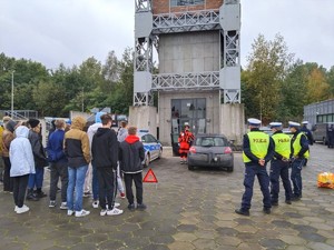 teren przed Wieżami KWK Polska- ratownik i uczestnicy przed samochodem- symulacja wypadku