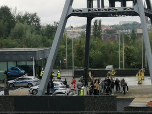 ujęcie z daleka- umundurowani policjanci, uczestnicy i Zestaw Zapora