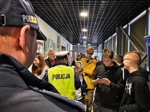 policjanci umundurowani wśród uczestników