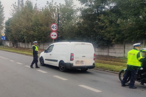 Na zdjęciu dwóch umundurowanych policjantów, którzy prowadzą kontrolę stanu trzeźwości kierujących na jednej ze świętochłowickich ulic