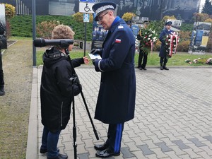 Generał odbiera znaczek