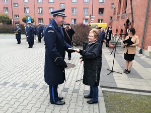 komendant miejski odbiera znaczek