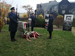 policjant po złożeniu wieńca generała