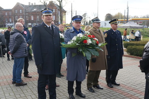 reprezentanci mundurowych z wieńcem