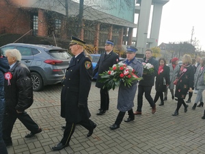 przemarsz uczestników z wieńcami i kwiatami