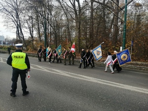 przemarsz uczestników z wieńcami i kwiatami i sztandarami