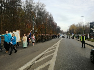 przemarsz uczestników z wieńcami i kwiatami i sztandarami